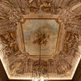 A colpire per� � soprattutto il soffitto, affrescato dallo stesso Nicola Colonna del teatro Margherita nei primi anni del Novecento. � facile riconoscere la sua mano guardando i putti che reggono svolazzando lo stemma bianco e rosso cittadino, grappoli d�uva e ramoscelli di ulivo...